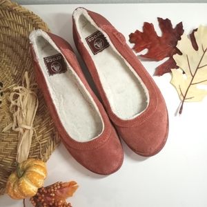LIKE NEW Crocs Berryessa Suede Flat Shoes Sz 7.5